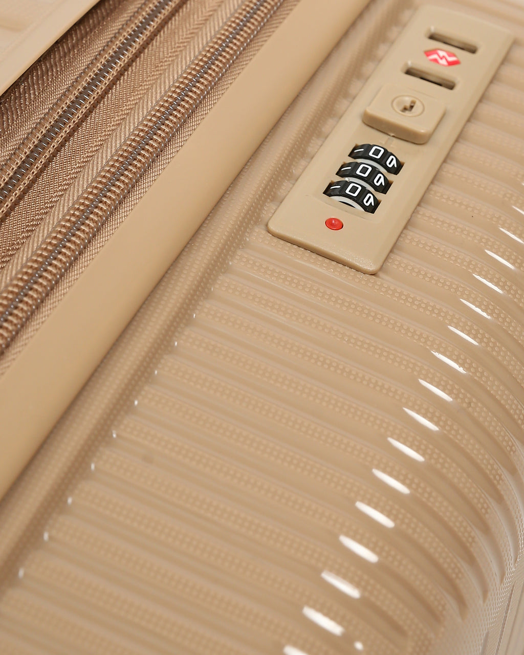 حقيبة سفر ايليت المصنوعة بالكامل من السيليكون - بيج رملي