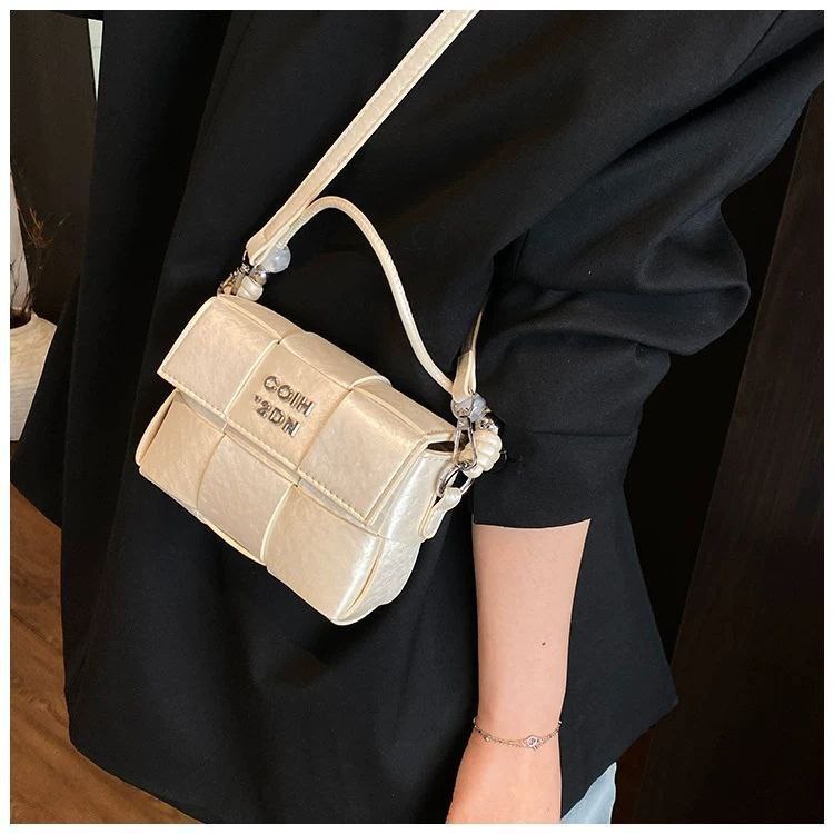 White Woven Handbag with Crossbody Strap – COIH ’2DN Design